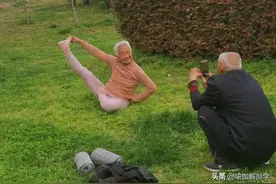 75岁奶奶练瑜伽，老伴匍匐拍照满眼宠溺，这就是我要的爱情图片