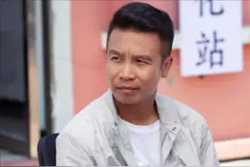 初二辍学，却打造出大喜剧IP，没正经学过表演的不正经四平青年图片