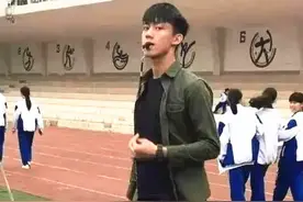 初中老师颜值太高，惹学生疯狂追求，家长喊话：请老师去教小学吧图片