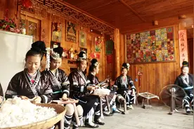 侗族姑娘们手工纺棉线，组成一条“生产线”，这样的场面你见过吗