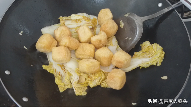 白菜炖粉条这样做吃着才香，出锅味美解馋，吃一口，饭都不想吃了