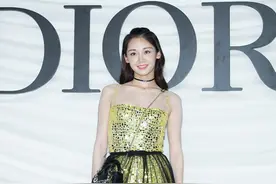 真是服了郑恺老婆的衣品，裙子看着都晃眼，鞋子感觉还选错了图片