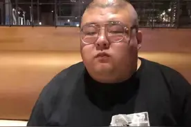 胖猴仔步泡泡龙后尘？脸上长黑斑说话大喘气，网友：看一期少一期图片