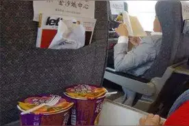 母子高铁吃泡面遭乘客指责，最后上网求助，网友：素质堪忧图片