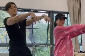 经超单手抱女儿画面有爱，大6岁老婆紧跟其后，二婚嫁对人图片