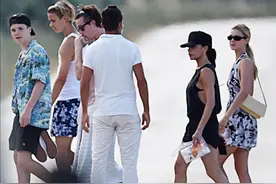 贝嫂一家又度假，一身时髦穿得比儿媳还开放，小七肚子比老贝还大图片