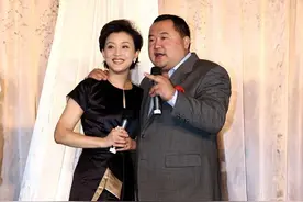 杨澜罕见秀恩爱，穿拼接连衣裙与富豪老公同框，满眼爱意藏不住图片