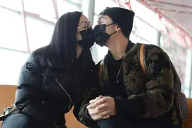 钟丽缇与公公举止亲密不避嫌！与老公在机场亲吻，曾被婆婆辣评图片