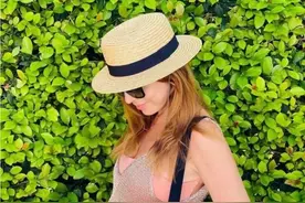 俄罗斯性感歌手娜塔莉亚·波多尔斯卡娅身着比基尼闪耀海滨浴场图片