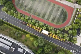 409吨巨无霸驶上湖南高速，长度相当于护卫舰，会把桥梁压垮吗？图片