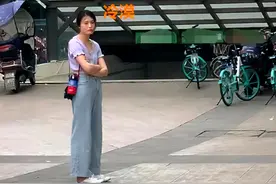 “倔强母子”大街上相隔3米僵持不下，一个比一个倔，引路人围观图片