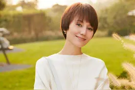 袁泉气质真好，硬把简单“基础款”穿出高级感，40岁女人该学学图片