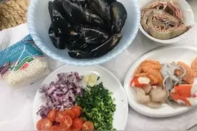 给家人做海鲜烩饭，浓稠鲜美，肥美多汁，营养丰富老人小孩都爱吃图片