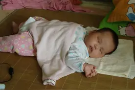 婴儿时常“蹬腿”，家长别只顾着夸可爱，其中的深层原因不能忽视图片