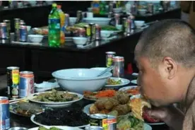 实拍寺庙僧人的年夜饭，很多人都没见过的大场面图片