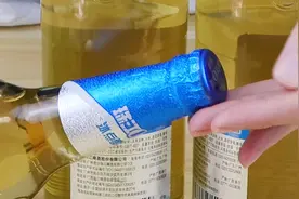 才发现，原来啤酒瓶盖里藏有“小机关”，掌握之后小女生也能拧开图片