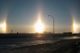 河南多地上空出现“三个太阳”，预示着什么？又要大降温？图片