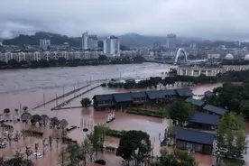 青衣江出现百年一遇洪水 已调度水库削减洪峰图片