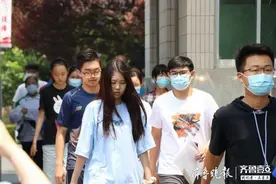 直击聊城高考：首场考试结束，三中考点考生走出考场图片