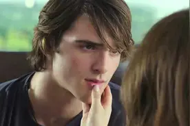 情侣竟公开卖吻？满屏荷尔蒙，只能偷偷看图片