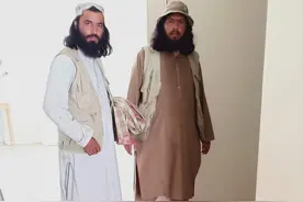 名场面出现了！塔利班入主总统府，一脚把美国国旗踩在脚下图片