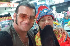 我，印度裔工人，在新加坡修船半辈子，没想到突然成了中国网红图片