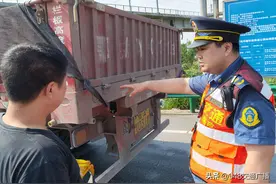 湖北高速路政严防砂石料运输车辆出行隐患图片