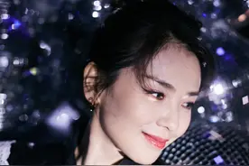 刘涛||这身look太带感了，黑色皮质拼接蕾丝裙，帅气中带着小妩媚图片