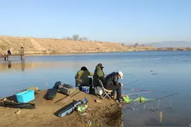 野河、一小时钓三条十几斤的大鲤鱼，这种奇葩钓法这么神奇吗？图片