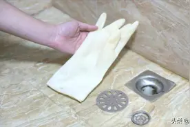 下水道口放一个橡胶手套，太聪明了，解决家家困扰的烦心事，学学图片