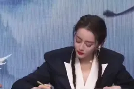 迪丽热巴现迷惑行为！抗疫期间营销签名蘸口水，被指卫生意识欠缺图片