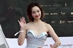 海南红毯李纯露肩裙惊艳，李玟最性感，马丽一路小跑只为再走一遍图片