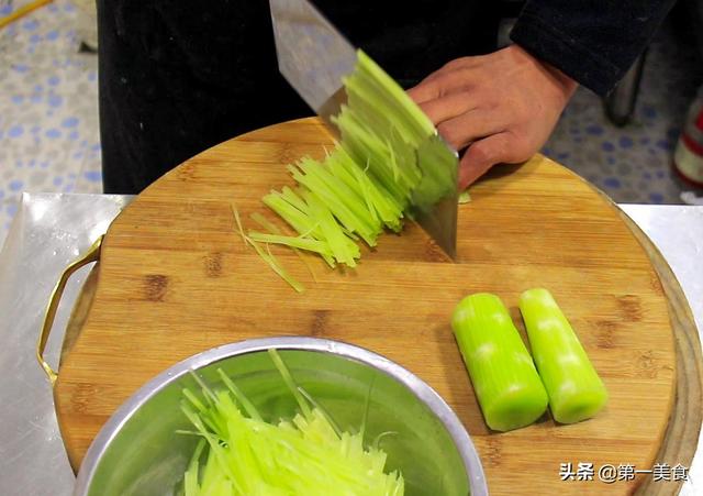 莴笋丝不要清炒了，试试这样凉拌，清脆爽口又好吃