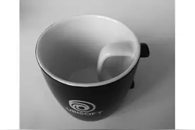 育碧官方整活 联名马克杯因把手穿模取消生产图片