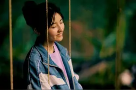张子枫品味不一般！穿“校服”式外套青春靓丽，清澈眼神更抢镜图片