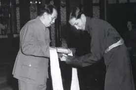 开国中将阿沛·阿旺晋美与毛主席、邓小平的革命友谊图片