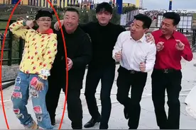 54岁金龟子刘纯燕暴瘦，路边热舞给阿尔法新歌打榜，锥子脸认不出图片