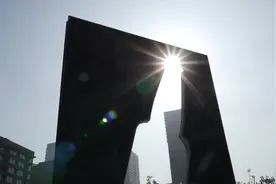 雕塑“雪花1933”：镂空酒瓶见证80余年的辉煌历程图片