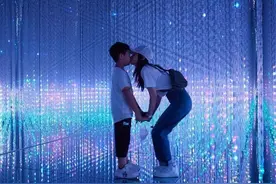 王子文和8岁儿子亲嘴引热议：你会亲孩子的嘴吗？图片