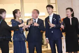 舒淇与小16岁邓伦同框无压力，台下却外八字明显，气质很豪迈图片