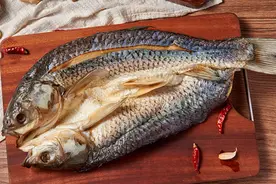 腌腊鱼别只抹盐，传统做法分享给你，从选鱼到风干，鱼肉咸香紧实图片