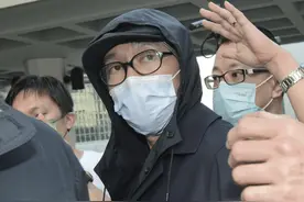 周星驰父亲近况曝光，牵手小20岁女伴外出，打扮时髦撞脸赵本山图片