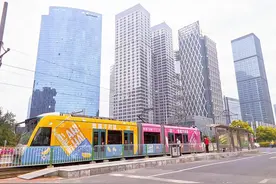 像拆盲盒一样的等车？图片