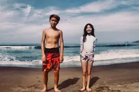 曹格晒出一家在沙滩玩耍照片“姐姐”Grace和Joe身材苗条长腿吸睛图片