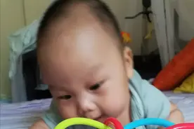 不练习抬头的婴儿有多“可怜”？从婴儿视角解读为什么要练习抬头图片