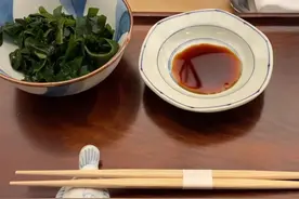 日本厨师制作刺身寿司，除了两把刀外全程用手，顾客都看饿了图片