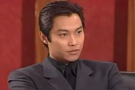 谭耀文晒全家福，妻子气质好子女颜值高，一家四口紧紧相拥太温馨图片