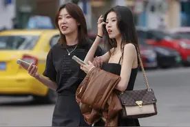看街拍 识包包：和闺蜜逛街选什么包？10组示范穿搭来了图片