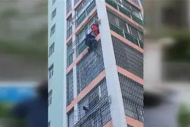 女童爬出5楼窗外，鹤城“蜘蛛侠”30秒救人！图片