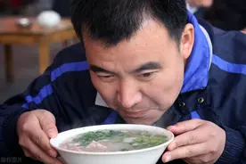 新疆大哥开羊肉汤馆，羊汤免费喝，反而盈利100万，只赚人气钱图片